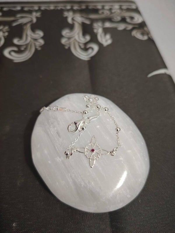 PULSERA PLATA FINA CON MINI NUDO DE BRUJAS