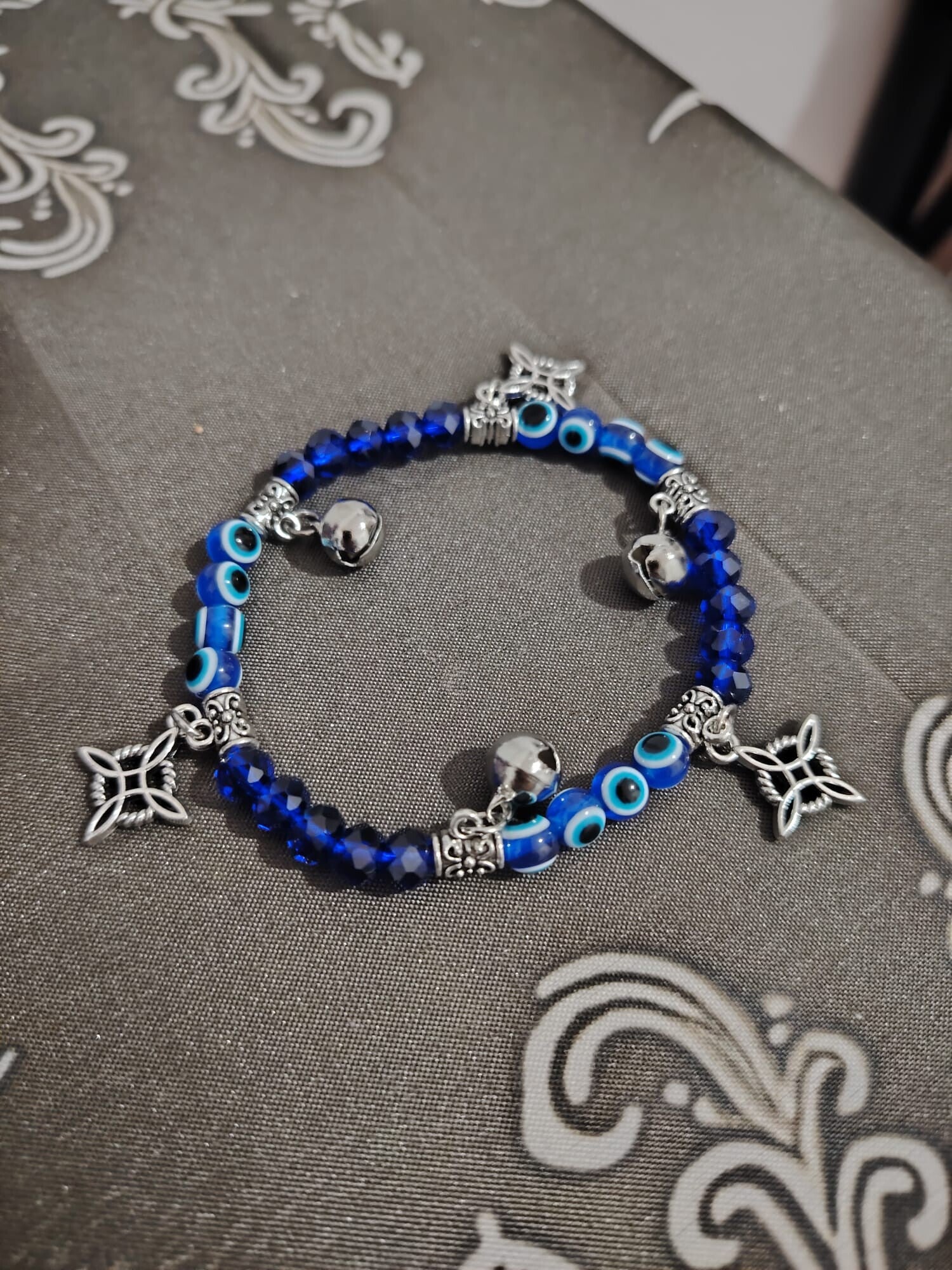 PULSERA OJO TURCO CON NUDO DE BRUJAS, CASCABELES Y PIEDRAS AZULES