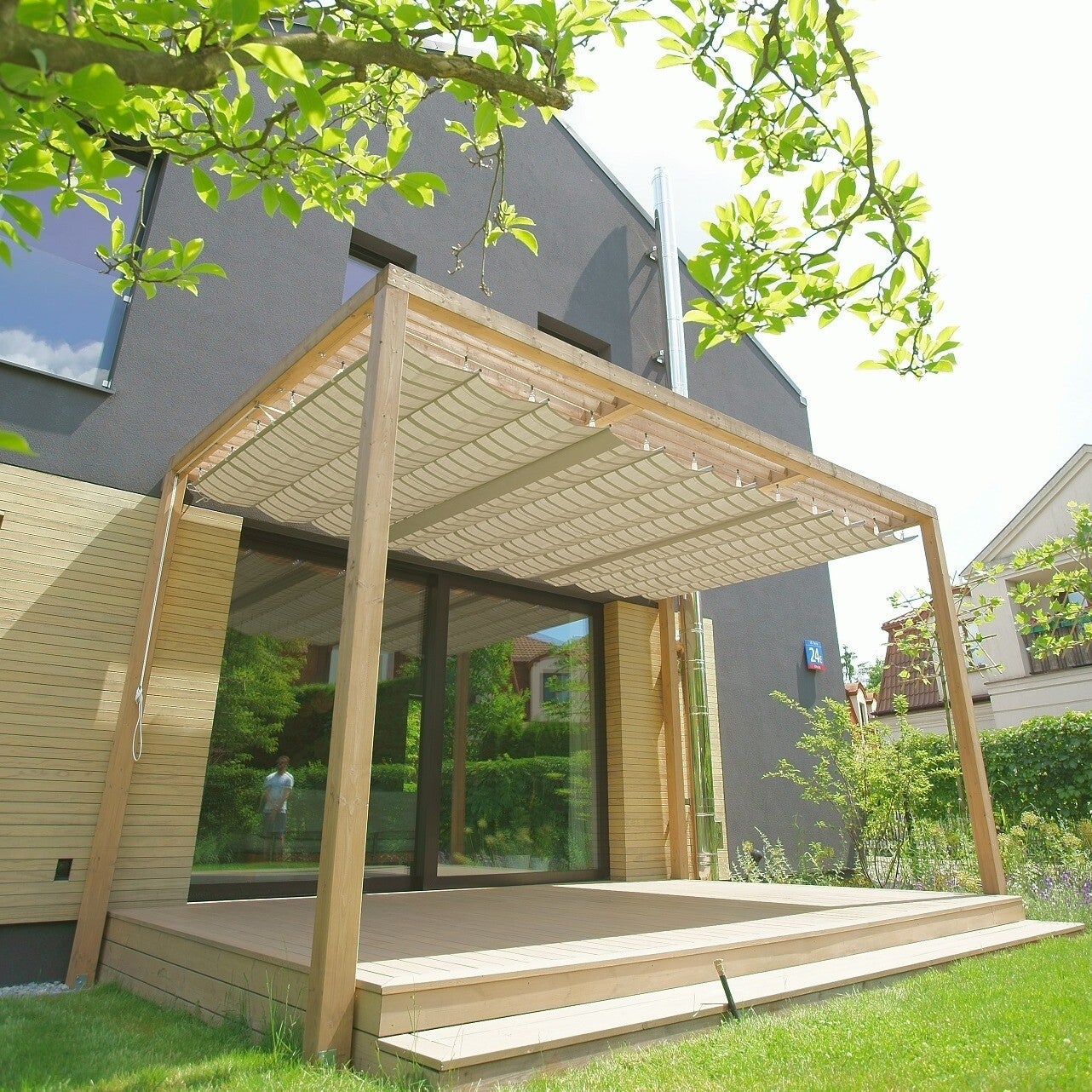 Zadaszenie pergoli – system SlideCanopy na tarasie