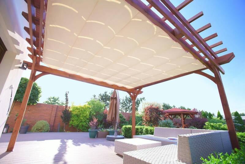 Zadaszenie pergoli – system SlideCanopy na tarasie