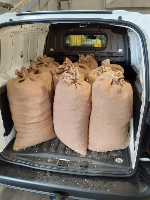 Houtenkrullen in jutte zak