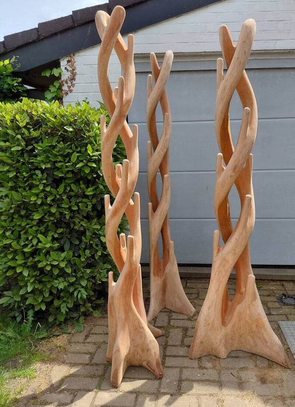 Teak sculptuur. Gedraaid model