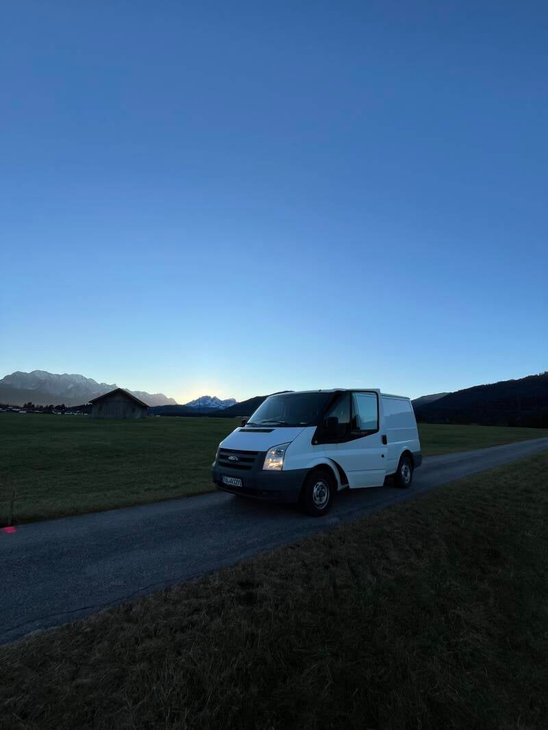 Kühlfahrzeug von Essenswert Oberland vor der Bergkulisse des Oberlands
