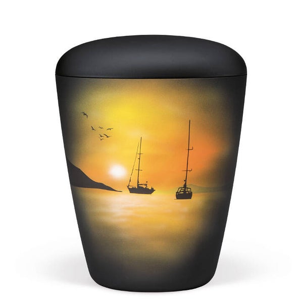 26213 Naturstoffurne, Anthrazit Velours, Airbrush: Segelboot in der Abendsonne, Handbemalt