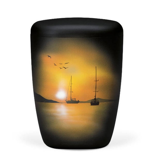 28331 Naturstoffurne, Anthrazit Vel. Segelboot in der Abensonne, Handbemalt
