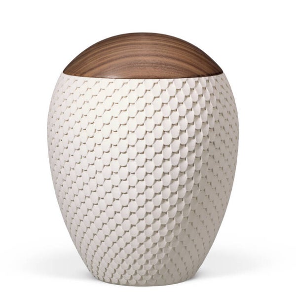 39255 Naturstoffurne, Sandbeige, bauchig, Schuppenstruktur, Holzdeckel Nussbaum