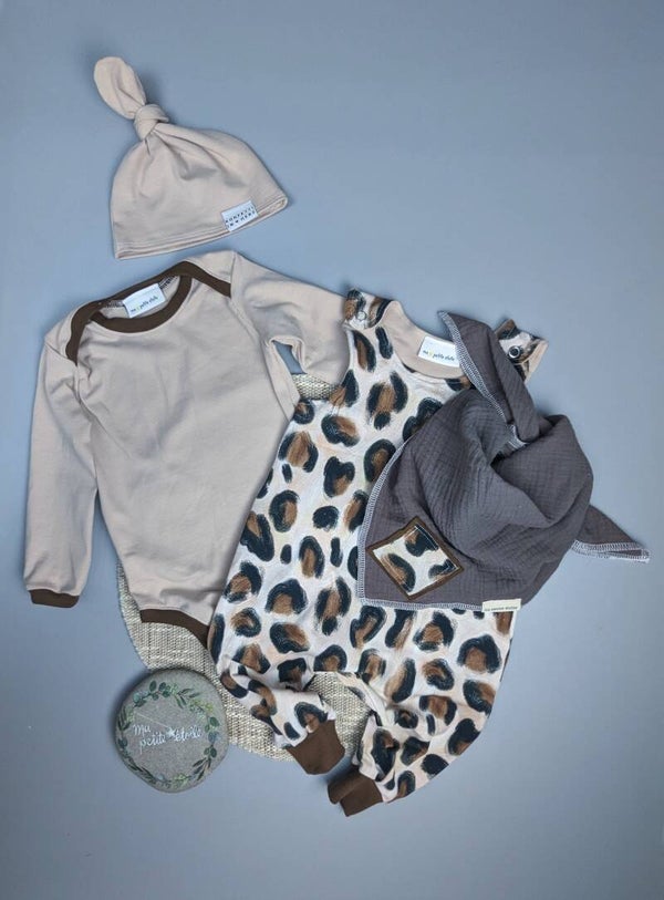 Set l Leo l Strampler, Body, Knotenmütze und Nuscheli