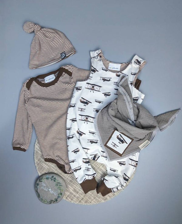 Set l Flugzeug l Strampler, Body, Knotenmütze und Nuscheli