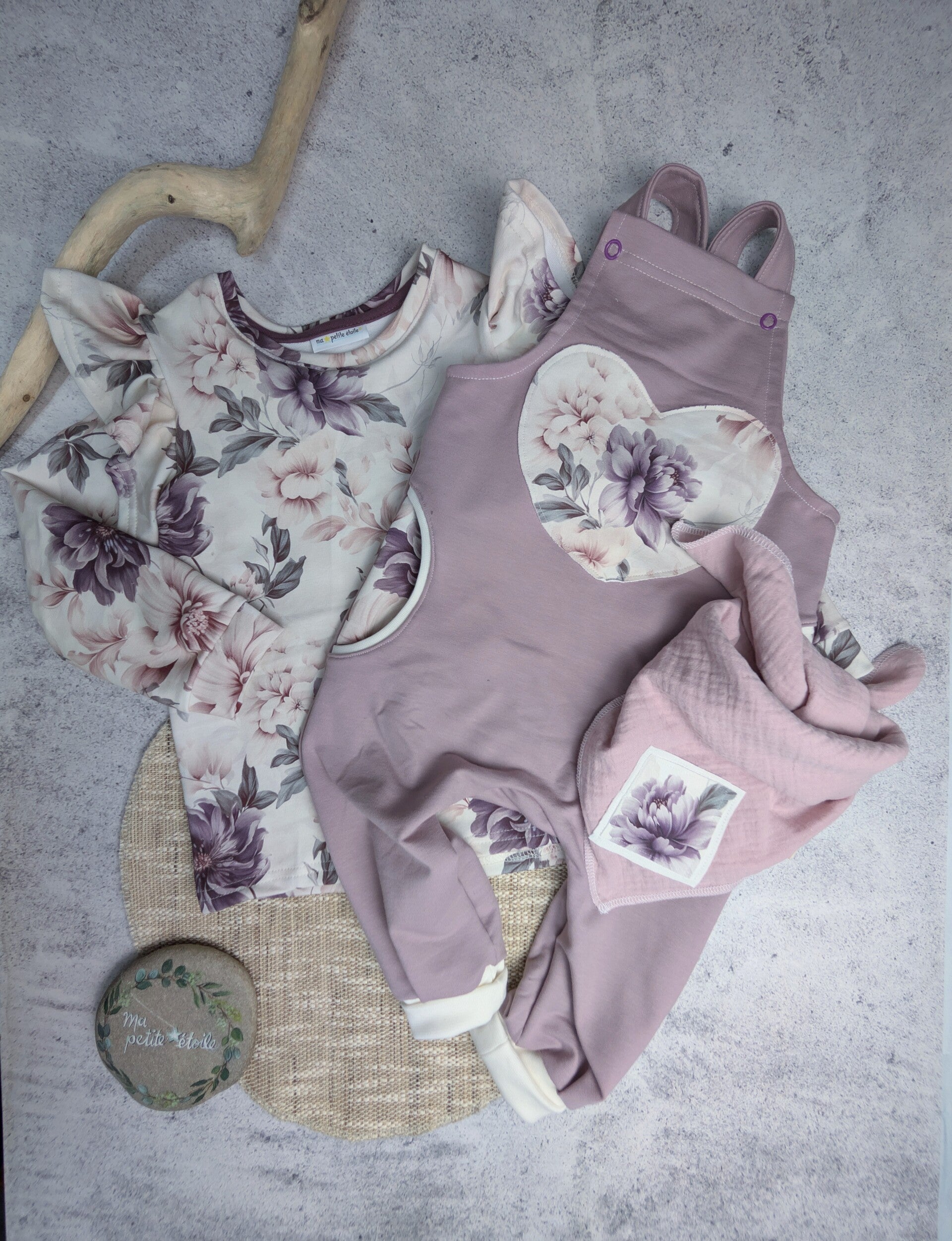 Set | Blumen I Latzhose, RüschenPulli und Nuscheli