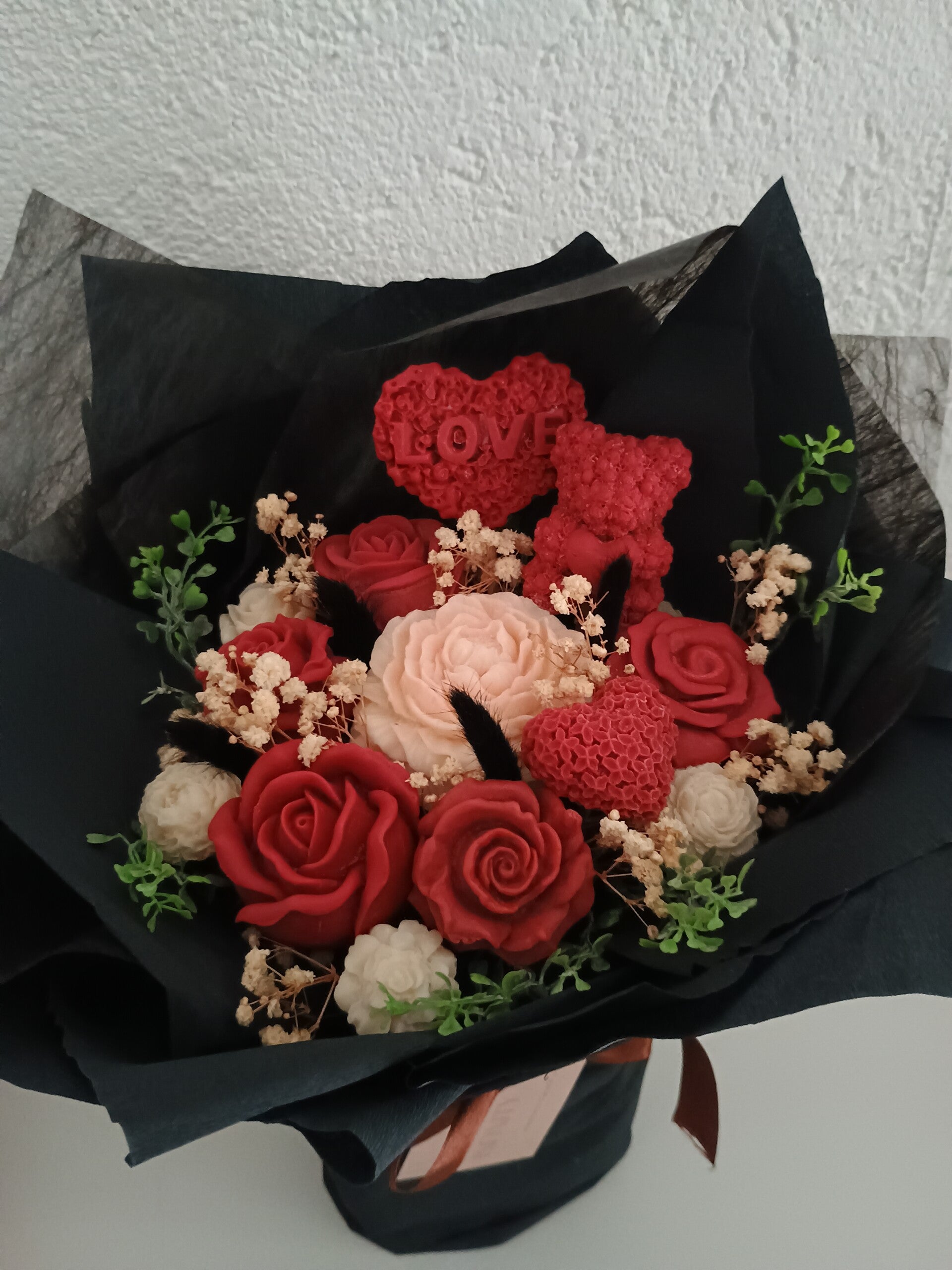 Blumenstrauß Red in Black