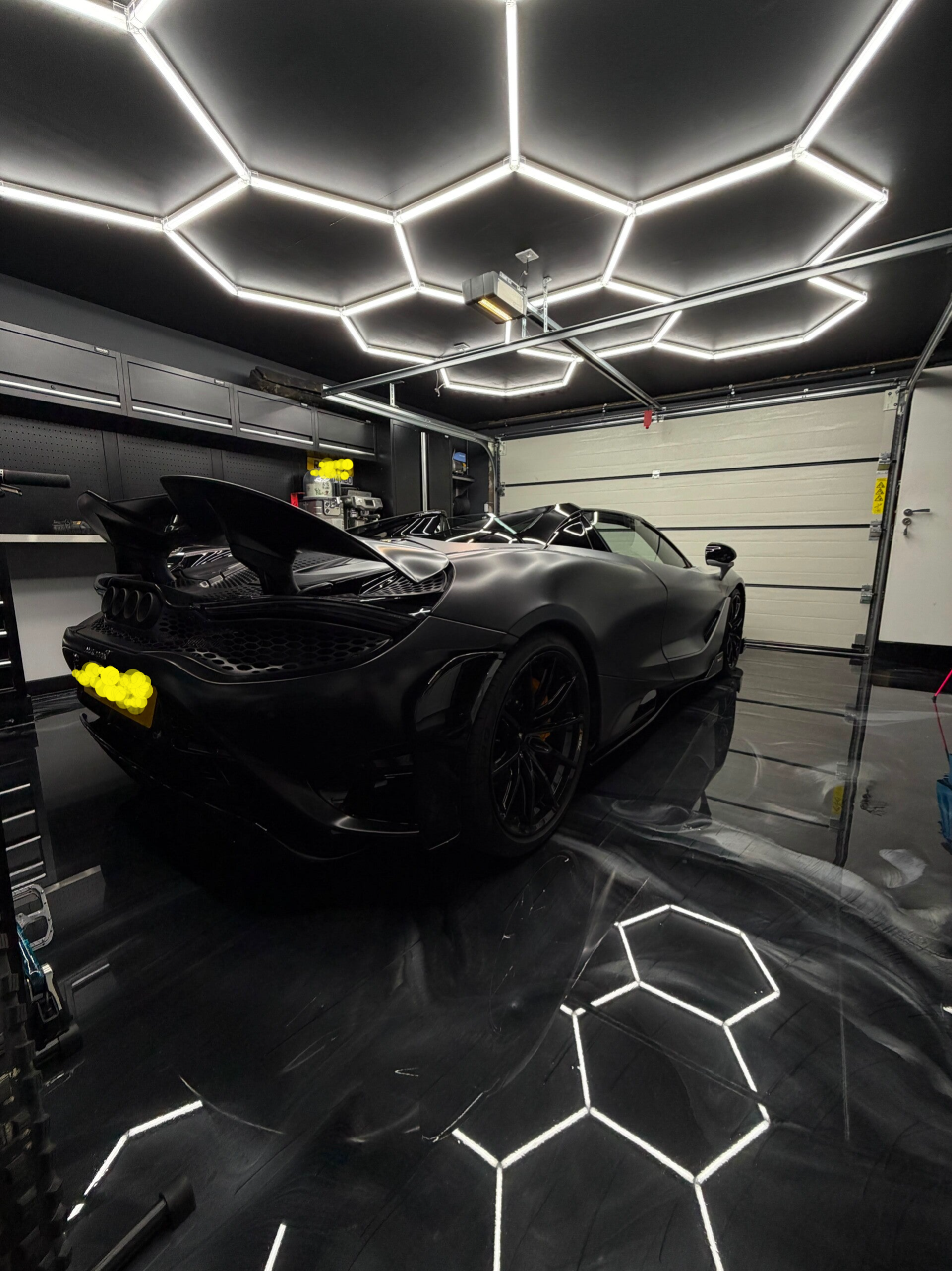 Epoxy-Floor-Metallic-Super-car
