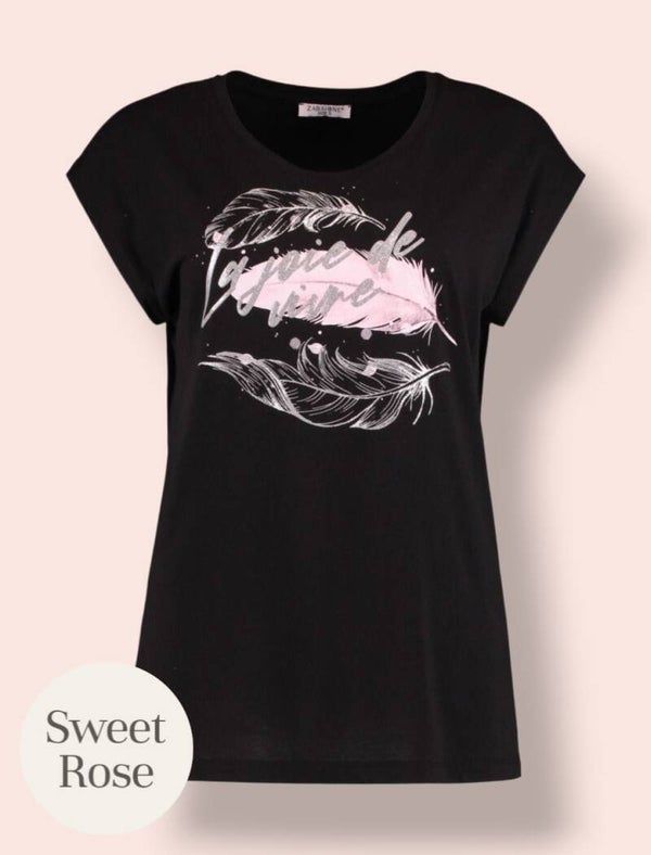 Camiseta negra pluma rosa