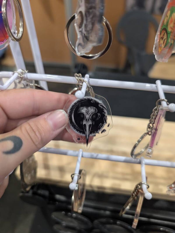 Porte clés crâne corbeau