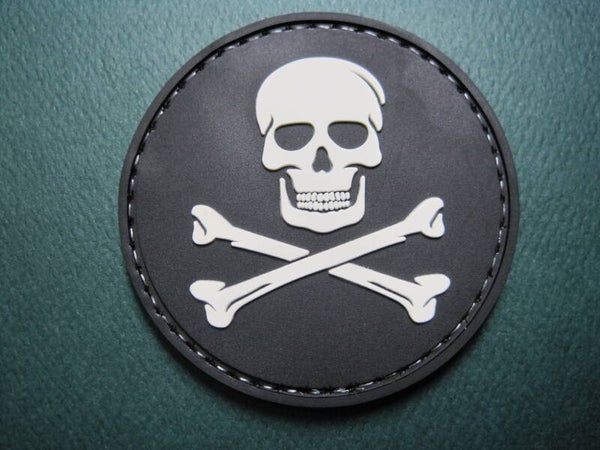 JOLLY ROGER - SKULL CROSSBONES MORALE PATCH PVC HOOK BACK