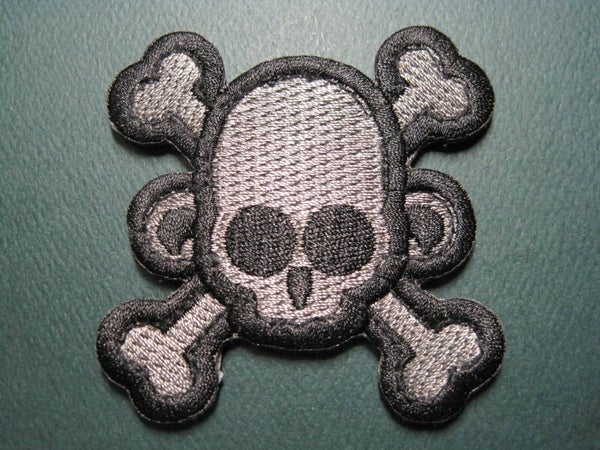 SKULL & CROSSBONES SMALL PATCH HOOK BACK