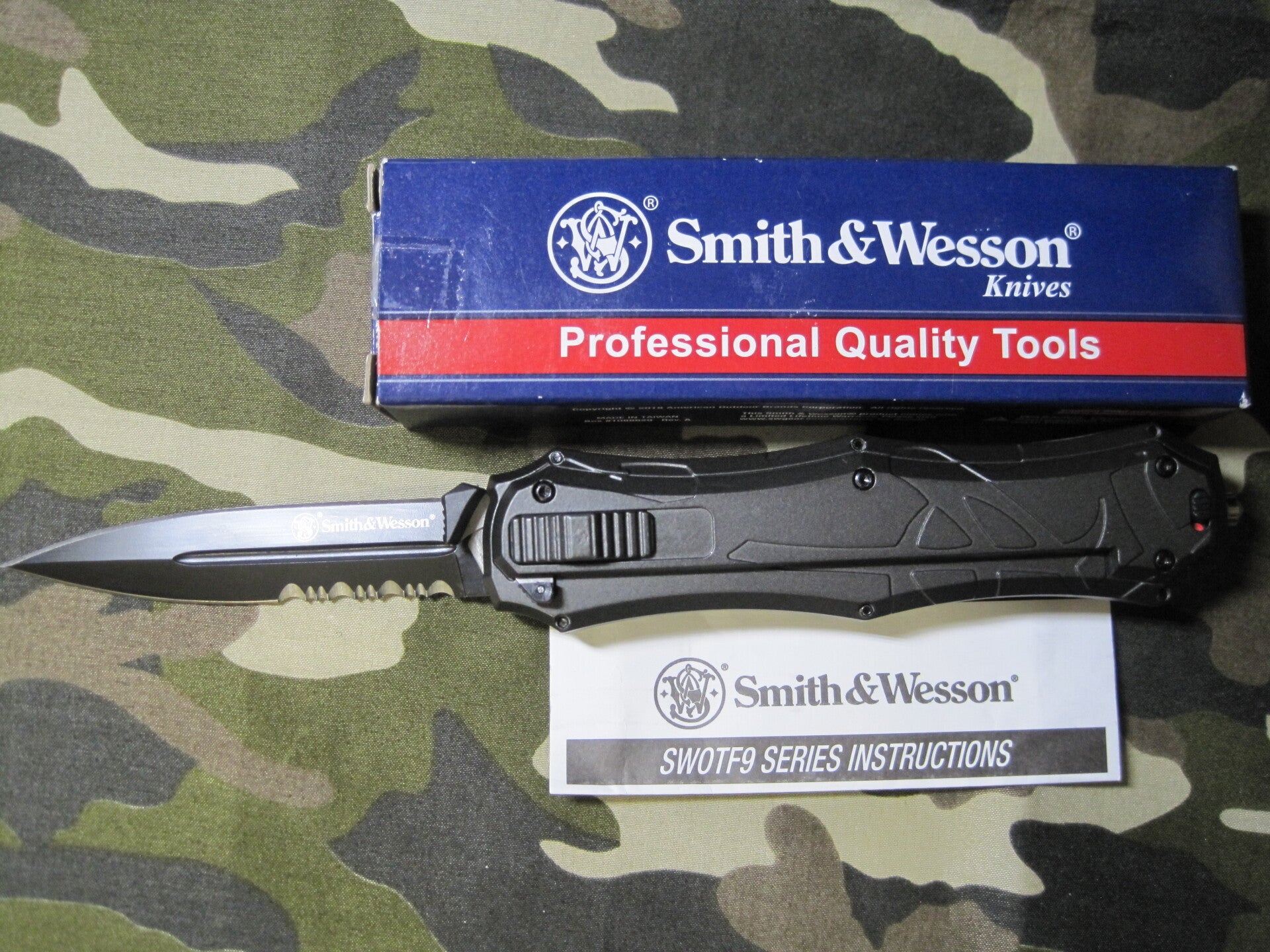 S & W Assisted OTF Automatic - Blk Alum. (3.6" AUS8 SS) SWOTF9B