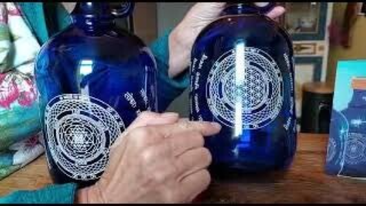 Uitleg over de blauwe Devi Waterfles