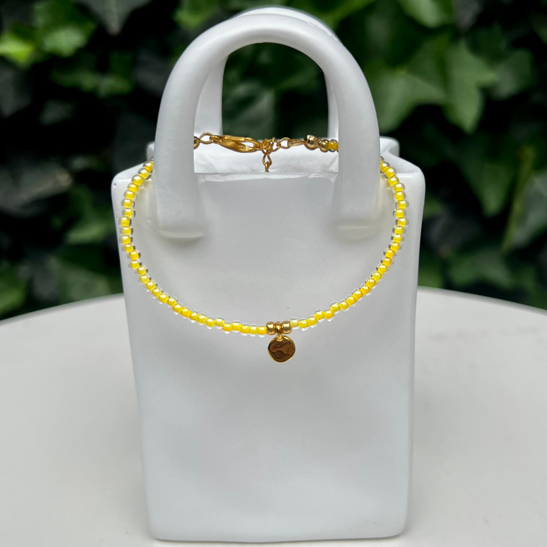 armbanden - zomercollectie/geel met bedeltje