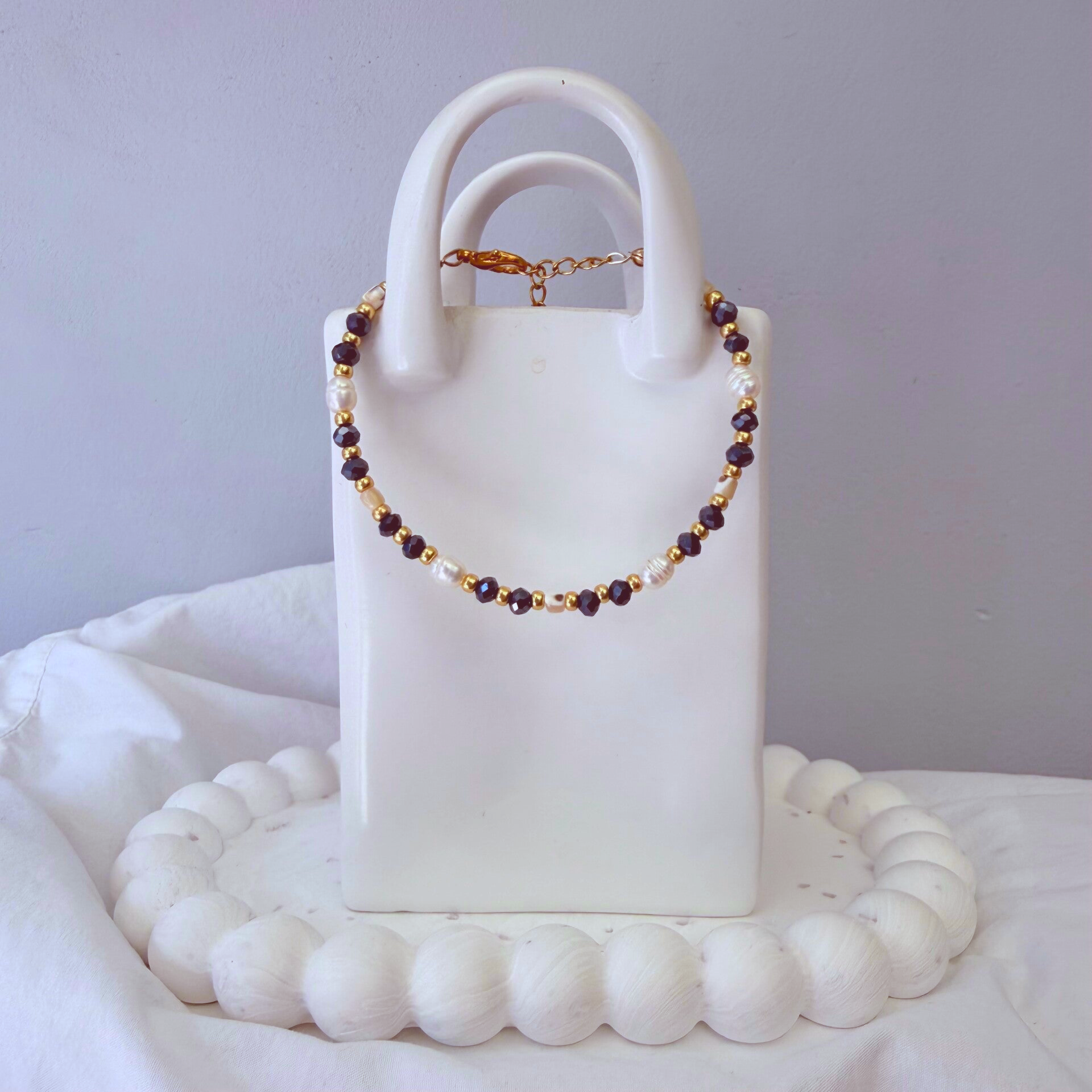 armbanden - timeless 18cm - zwarte parels zoetwaterparels goud