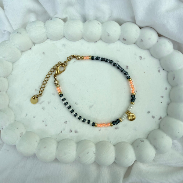 armbanden - zomercollectie/grijs zalm kleurig met embleempje