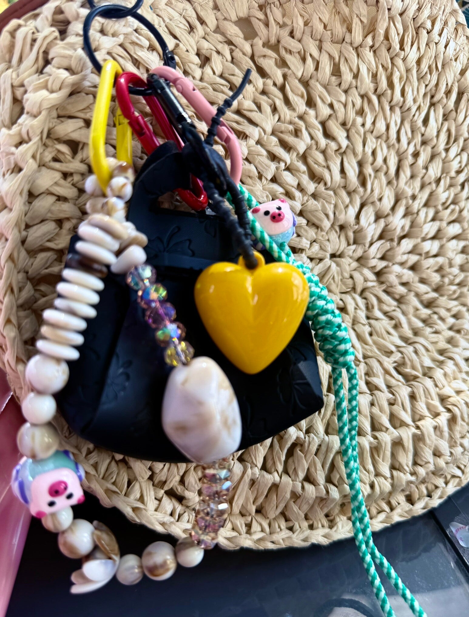 Sleutelhanger - zwart tasje geel hartje