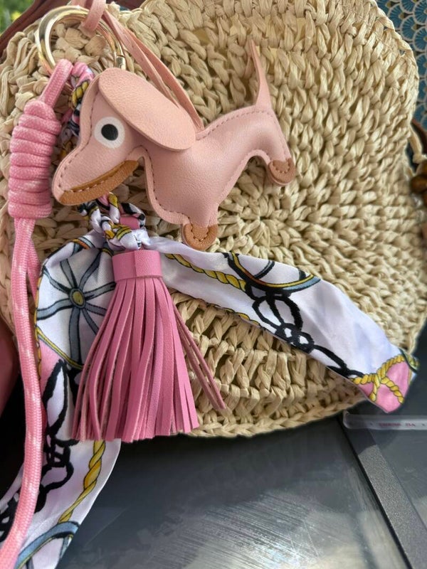 Sleutelhanger - roze tekkel met sjaaltje extra