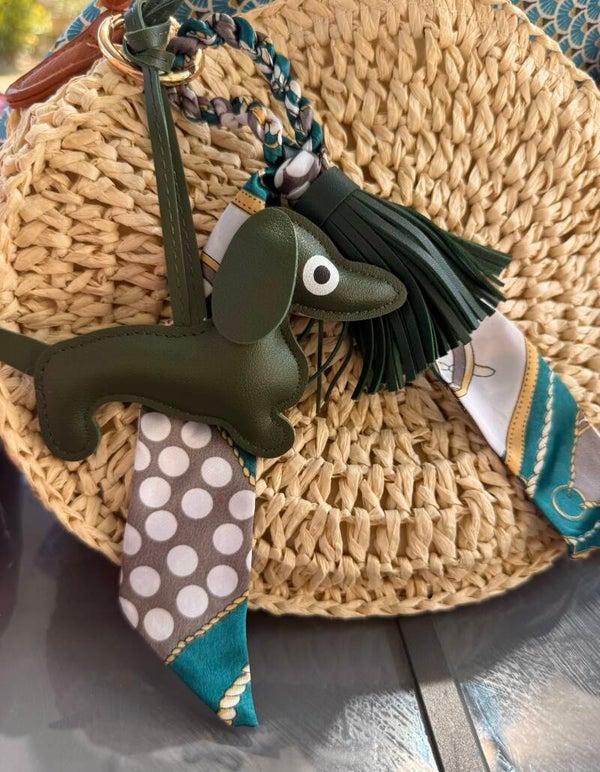 Sleutelhanger - donkergroene tekkel met sjaaltje