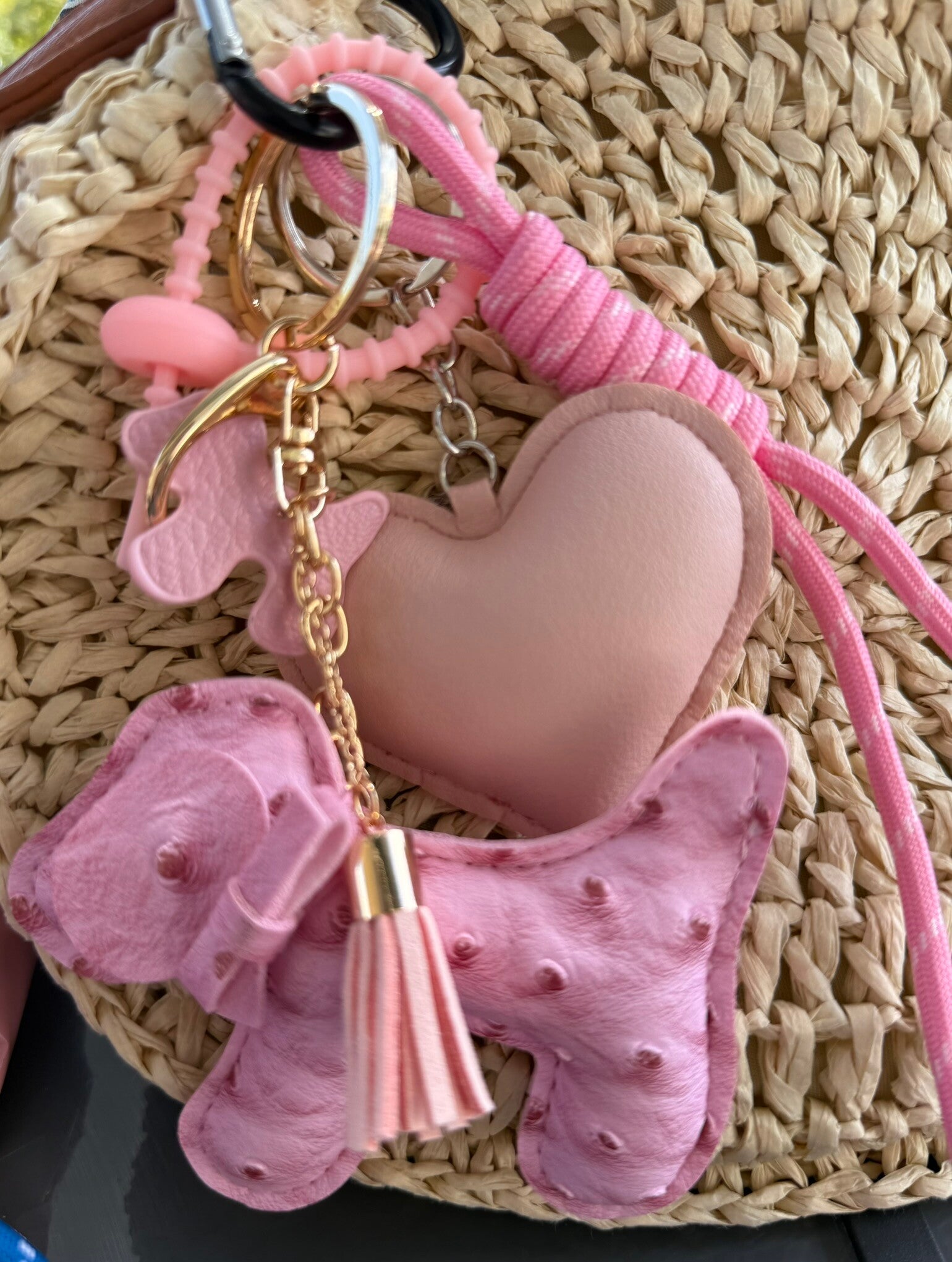 Sleutelhanger - rozig hondje met hartje