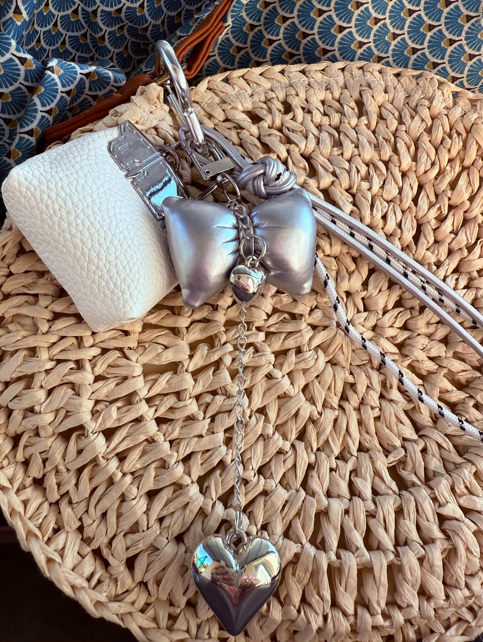 Sleutelhanger - wit tasje zilveren strik en hartje