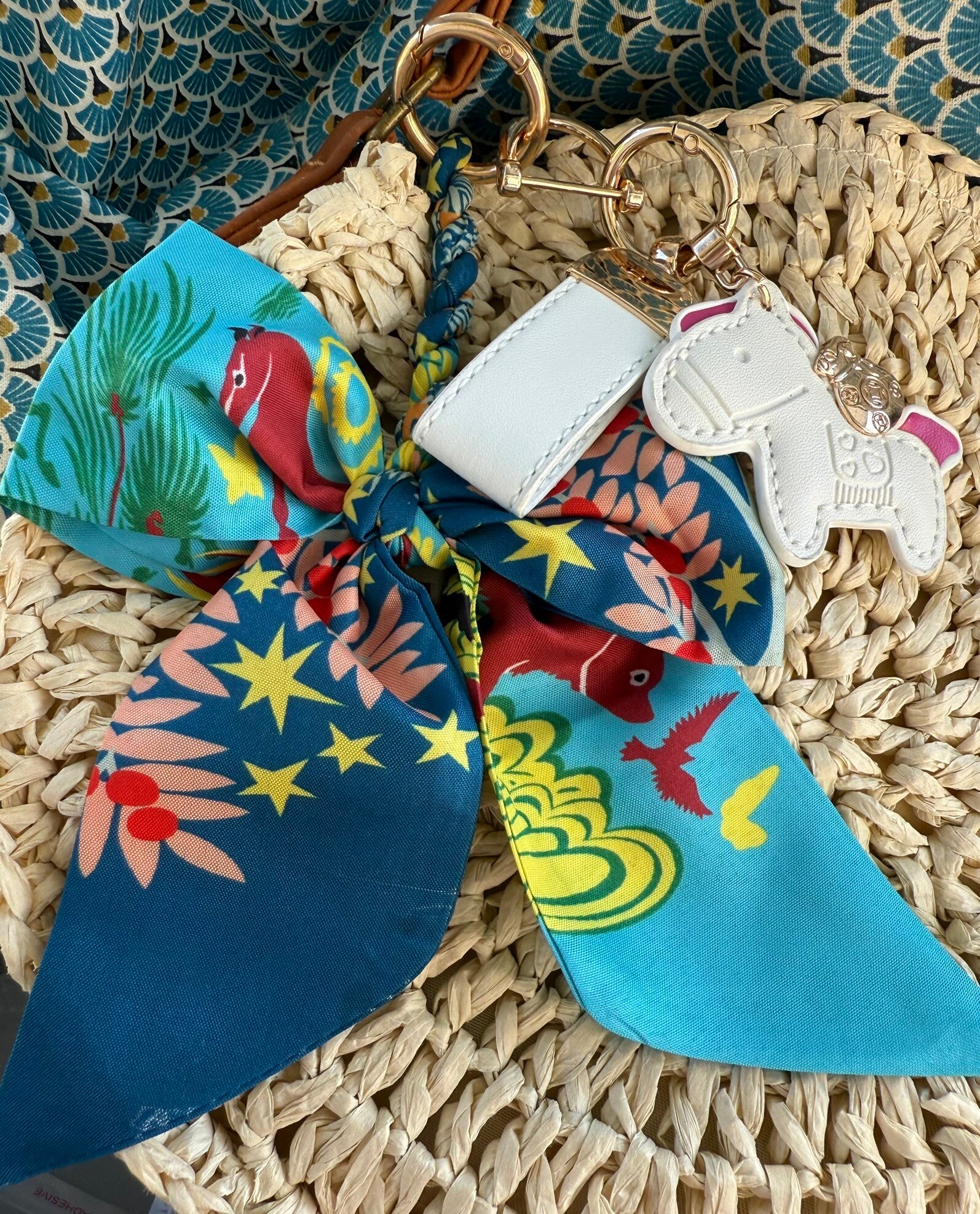 Sleutelhanger - wit paardje met strik