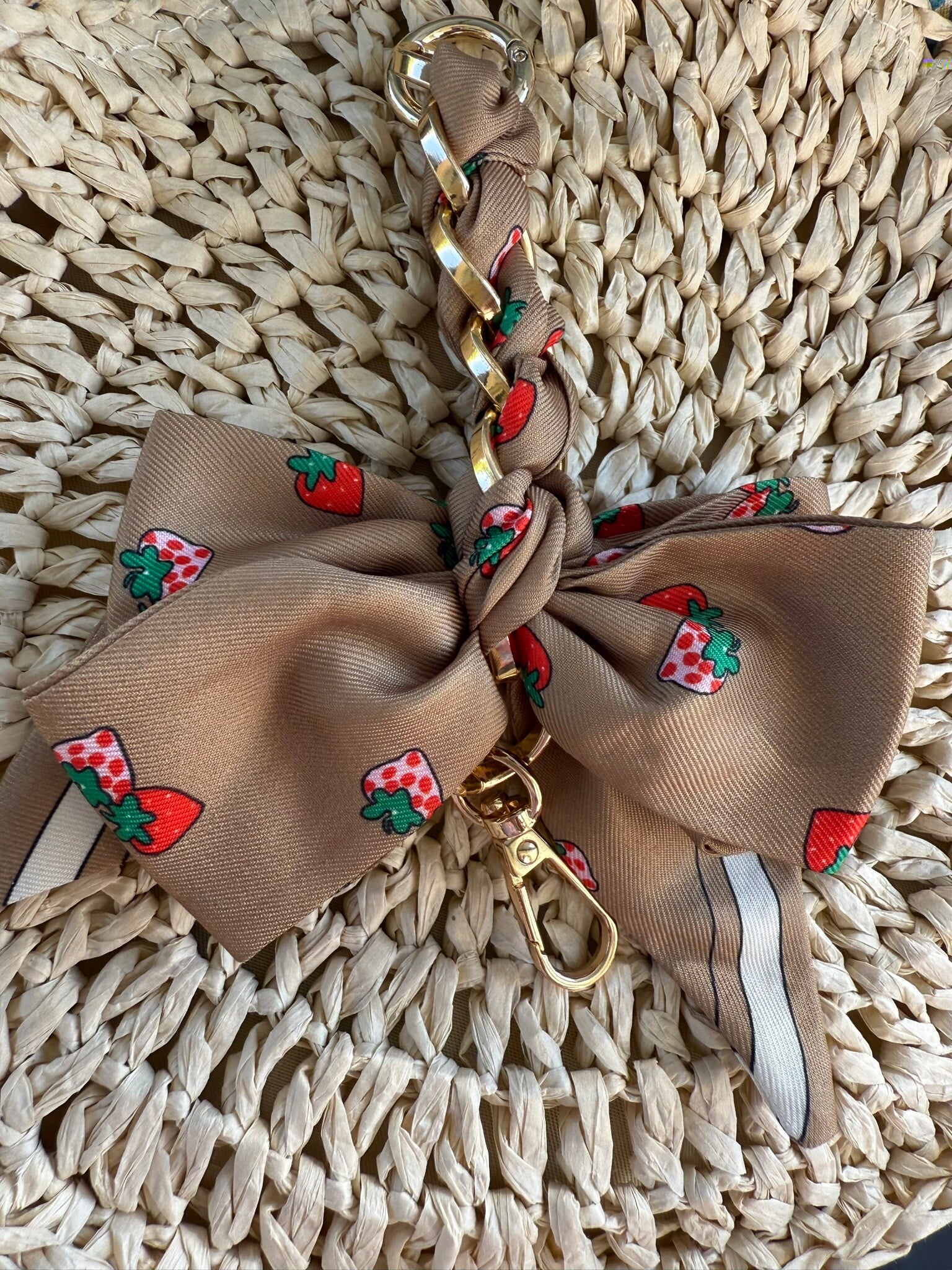 Sleutelhanger - aardbei bruine strik gevlochten