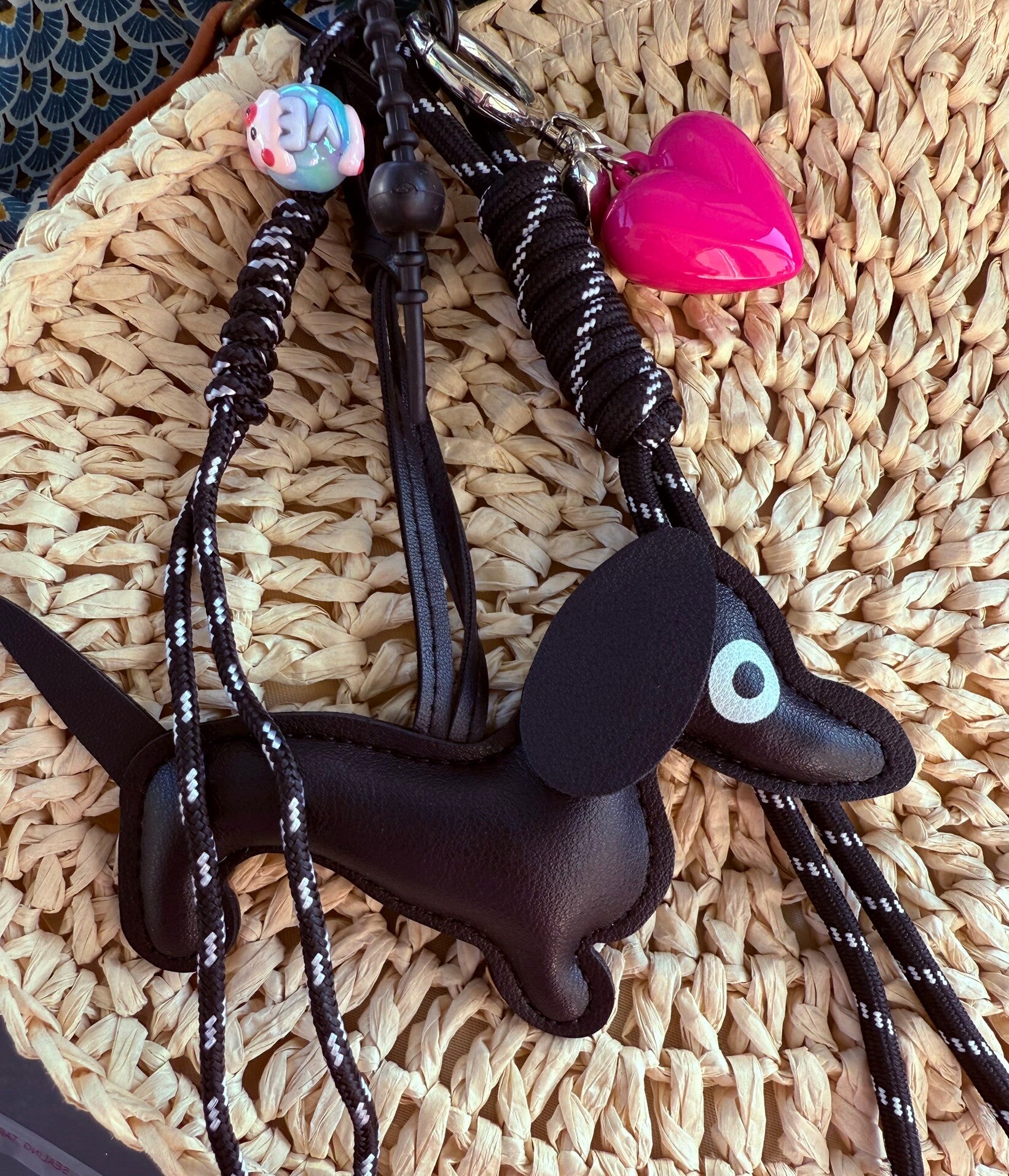 Sleutelhanger - zwarte tekkel roze hartje