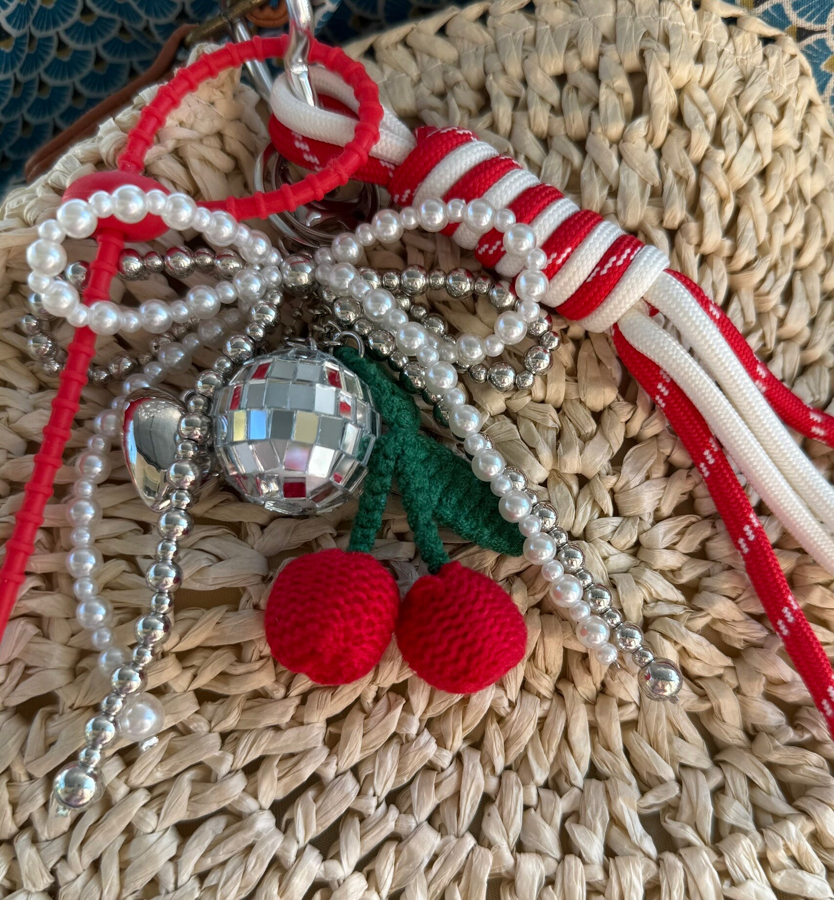 Sleutelhanger - rood strikje met zilveren parels