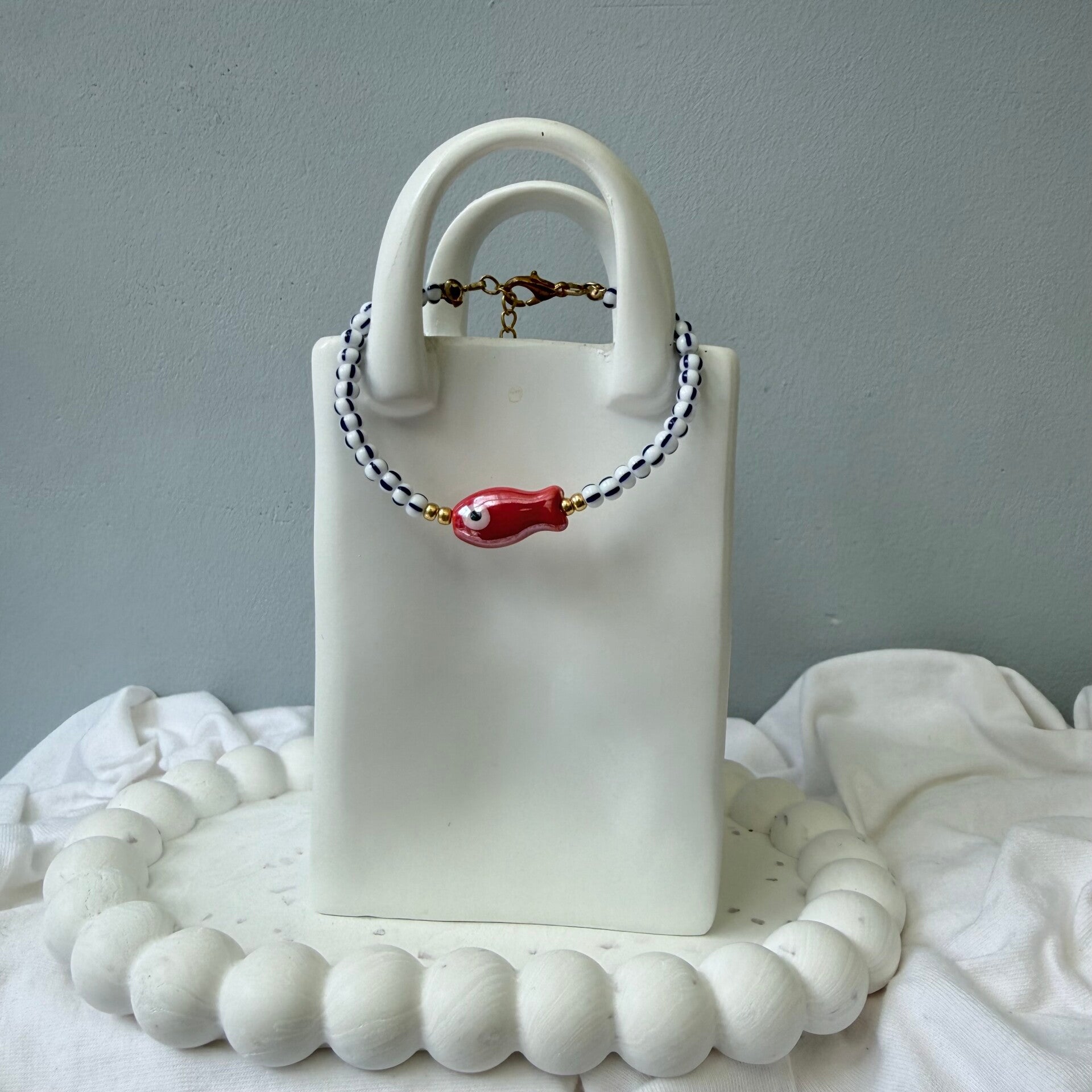armbanden - visjes collectie ; rood visje blauw/wit gestreept goud