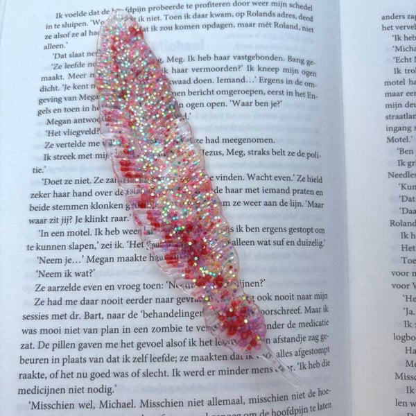 Epoxy - Feather / rode bubbels