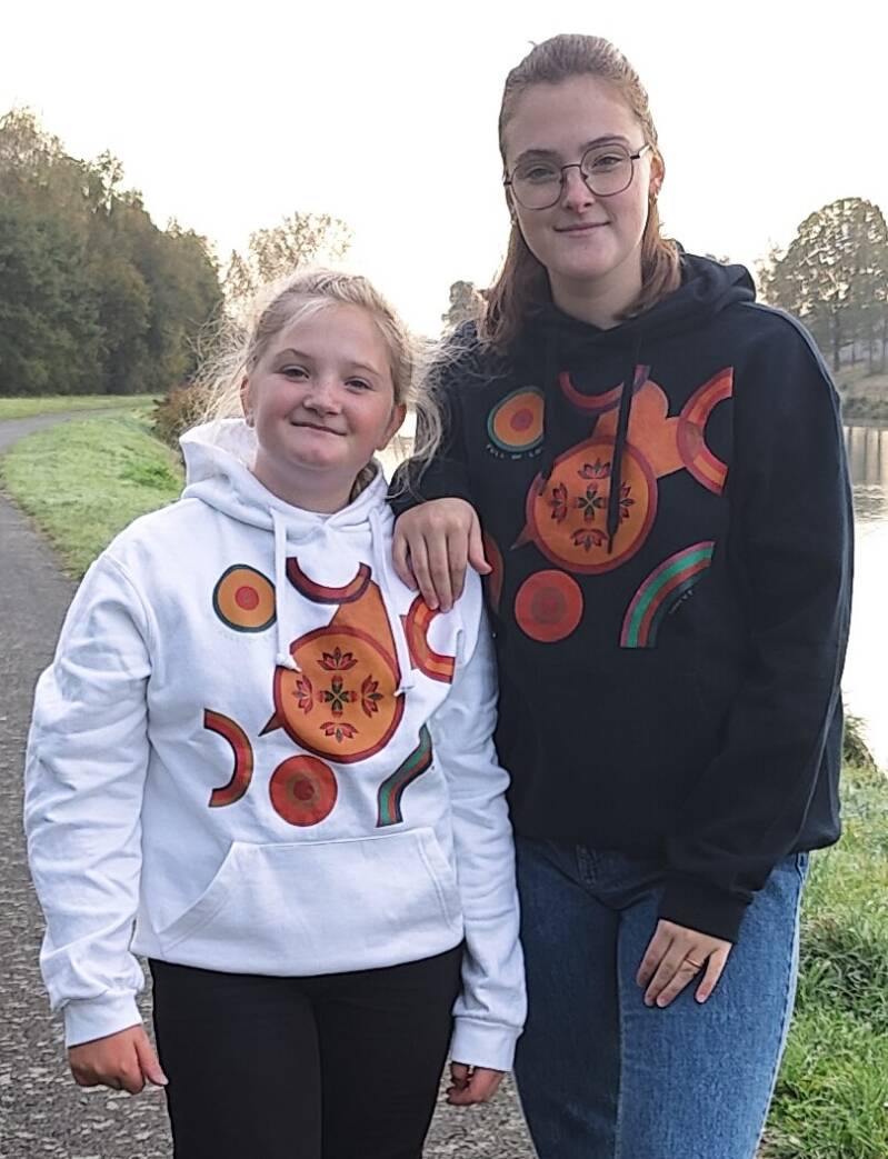 Sweats à capuche 1 blanc et 1 bleu marine unisexes motif Full of Love