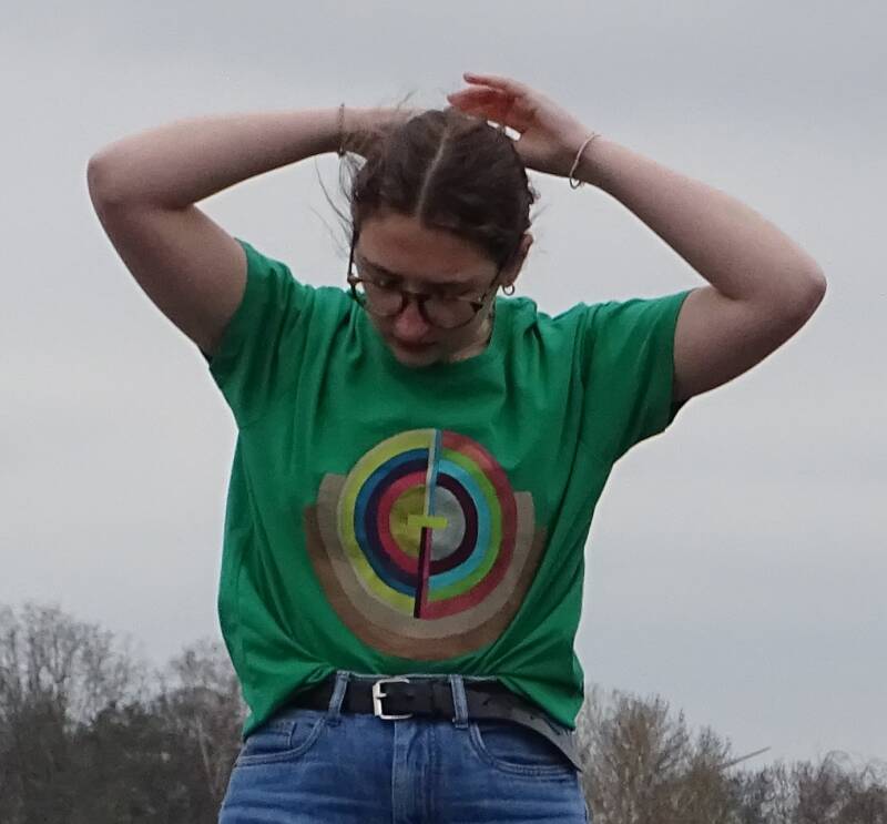 T-shirt vert peint à la main motif extrait du tableau Le Baiser