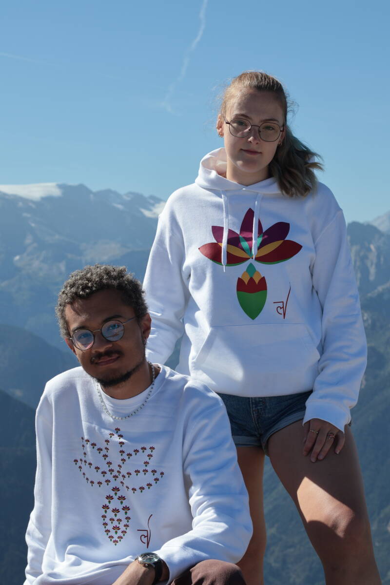 Sweat blanc unisexe motif lotus Axel et sweat à capuche blanc unisexe motif lotus Lucky V