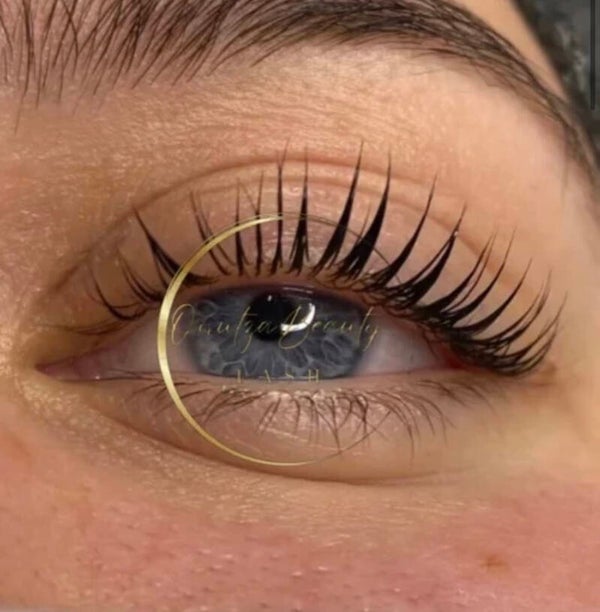 Wimpernlifting mit Farbe