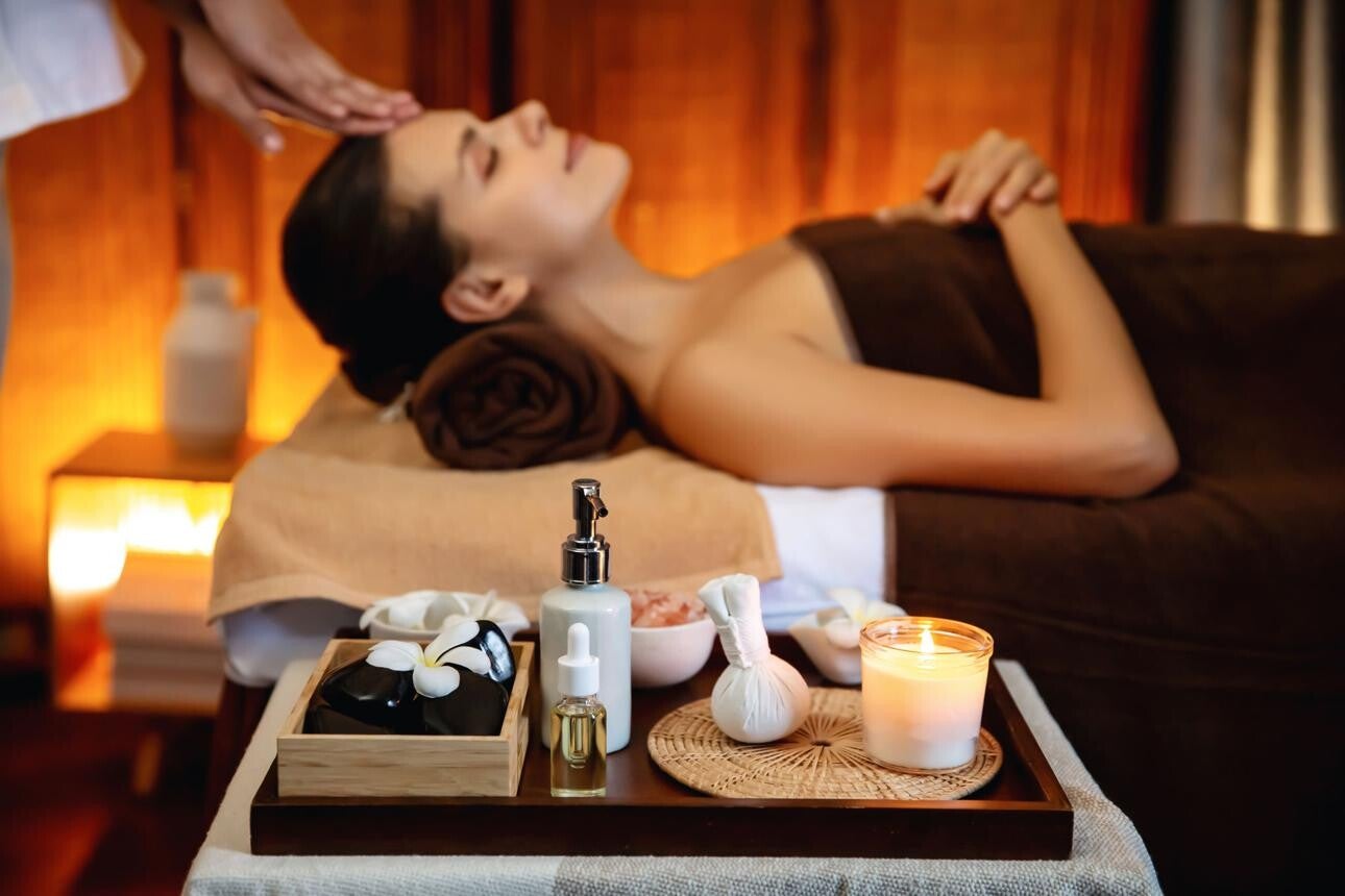 EVASION DES 5 CONTINENTS     Partez pour un voyage sensoriel unique avec notre massage 'Évasion des 5 continents', alliant les bienfaits des huiles bio et des huiles essentielles, pour une expérience de détente et de revitalisation inspirée des traditions