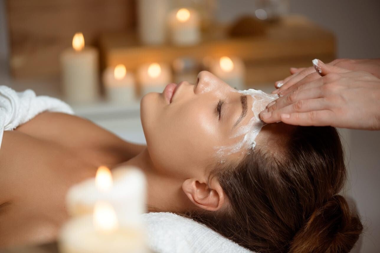 Après un nettoyage de votre peau, nous appliquerons un masque, 10 minutes de luminothérapie à LED afin de préparer votre peau à recevoir les fils de soie au collagène. Double action sur le visage, il comble, hydrate pour un liftant naturel et un résultat 