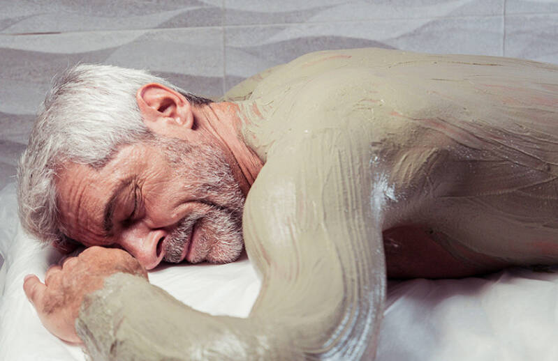 EVASION DES 5 CONTINENTS     Partez pour un voyage sensoriel unique avec notre massage 'Évasion des 5 continents', alliant les bienfaits des huiles bio et des huiles essentielles, pour une expérience de détente et de revitalisation inspirée des traditions