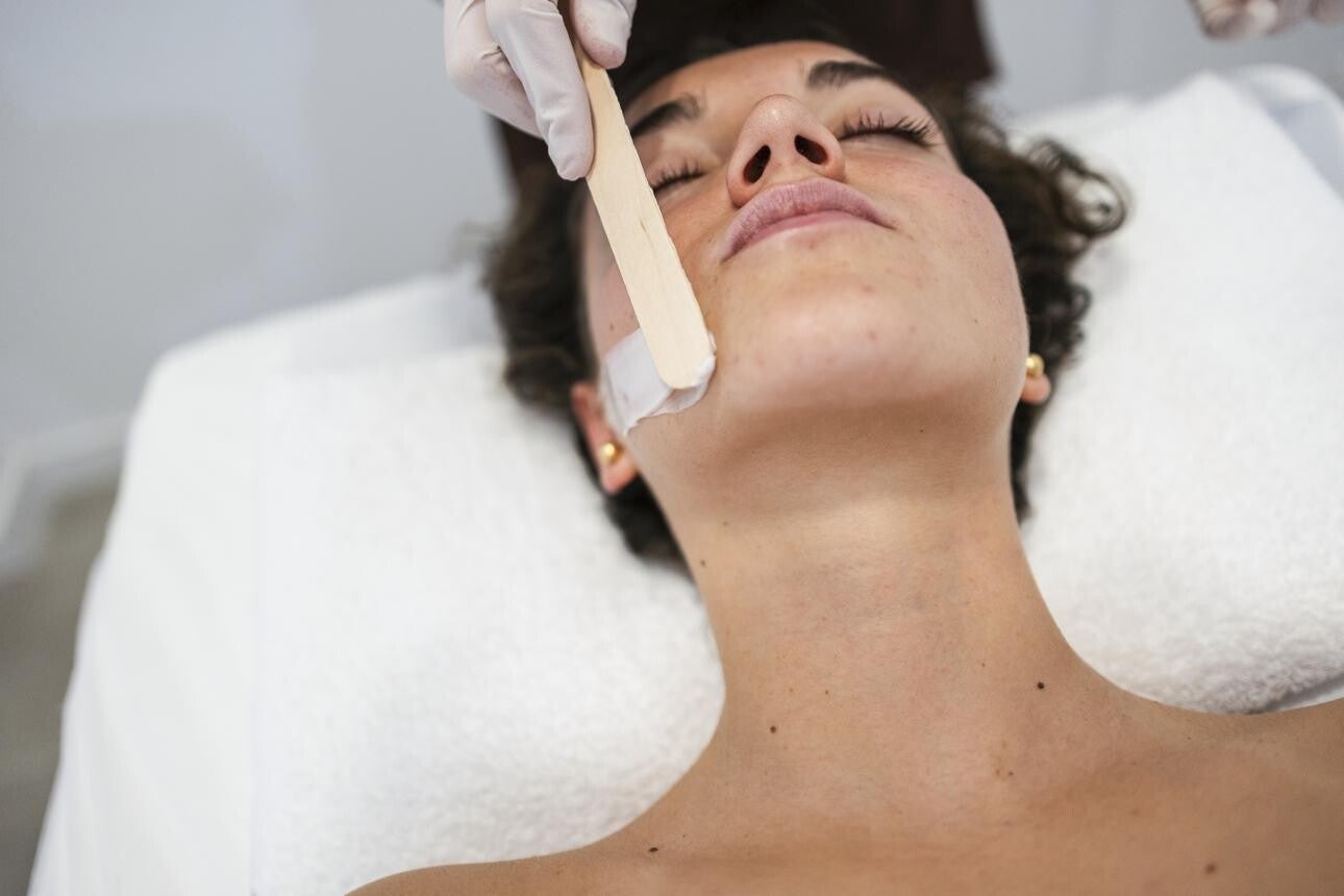EPILATIONS SOINS ESTHETICIENNE RIVESALTES A COTE PERPIGNAN A PROXIMITE PERPIGNAN EPILATIONS FEMMES et HOMMES  Découvrez la douceur de notre épilation à la cire "Fille au pluriel", spécialement adaptée à votre type de peau, pour un résultat impeccable et d