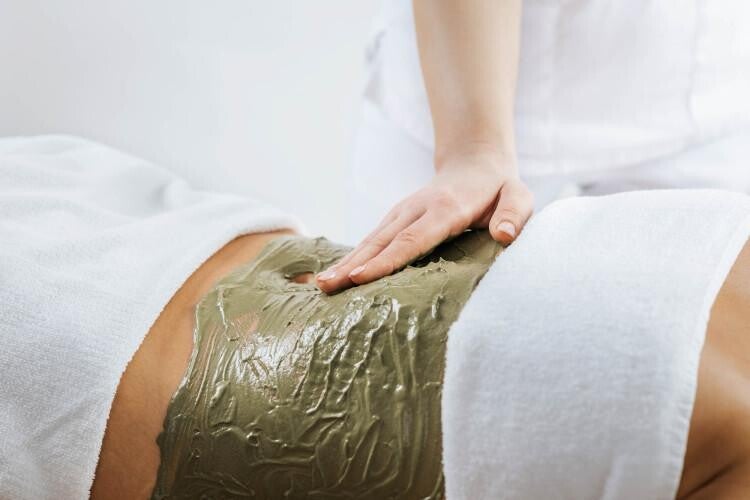 LA LIPOCAVITATION Soin amincissant localisé qui, grâce aux ultrasons, permet un déstockage des amas de graisse accumulés dans le corps. La lipocavitation permet une perte de centimètres, une réduction de la cellulite et un raffermissement de la peau. La p