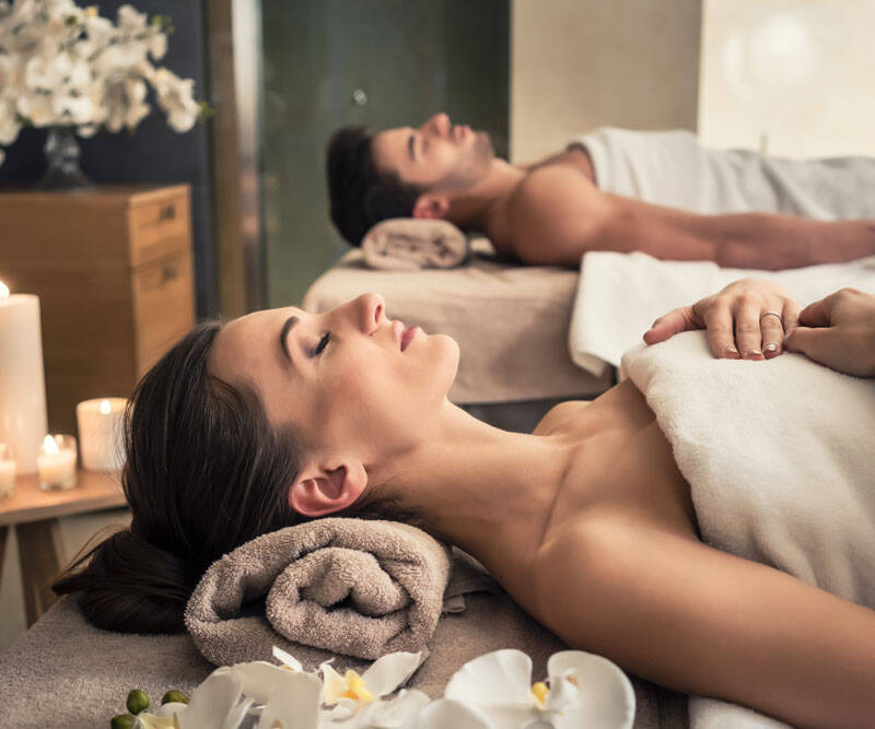 Ressentez l'harmonie et la complicité avec notre massage en duo, une expérience de bien-être à partager, où vous et votre binôme vous laissez emporter par une vague de sérénité et de détente     EN DUO     MASSAGES ESTHETICIENNE RIVESALTES A COTE PERPIGNA