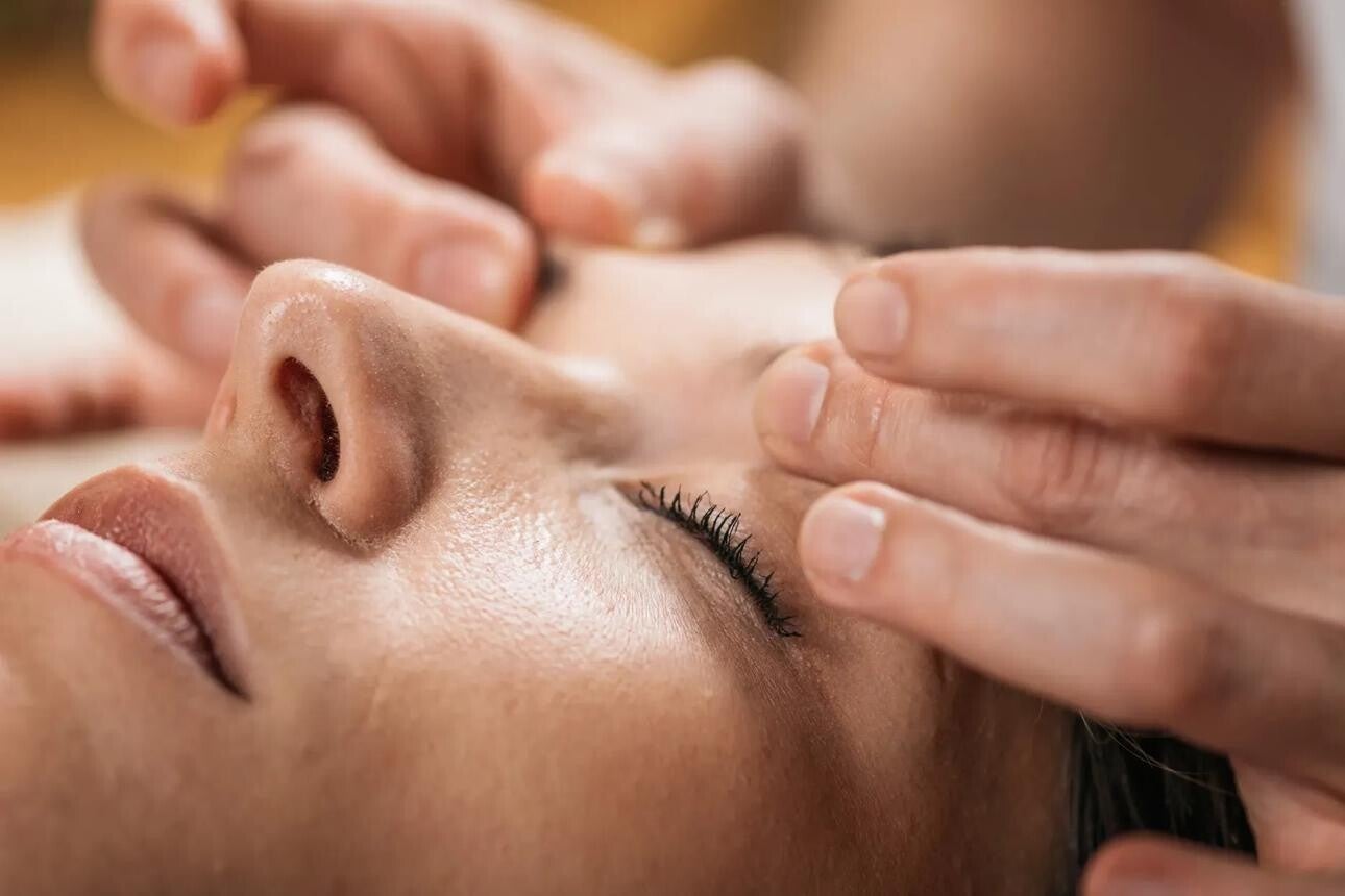 L'hydrafacial est un protocole avancé de soins utilisant une technologie brevetée permettant de nettoyer, exfolier et nourrir la peau en profondeur en apportant un effet peau de bébé et un coup d'éclat remarquable, un vrai moment de détente !! HYDRAFACIAL