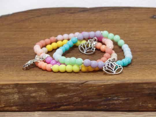 Spring Vibe Perlenarmband aus Acryl mit Lotusanhänger