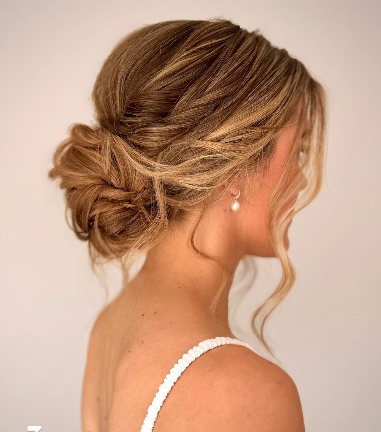 Frau mit lockeren gesteckten Dutt