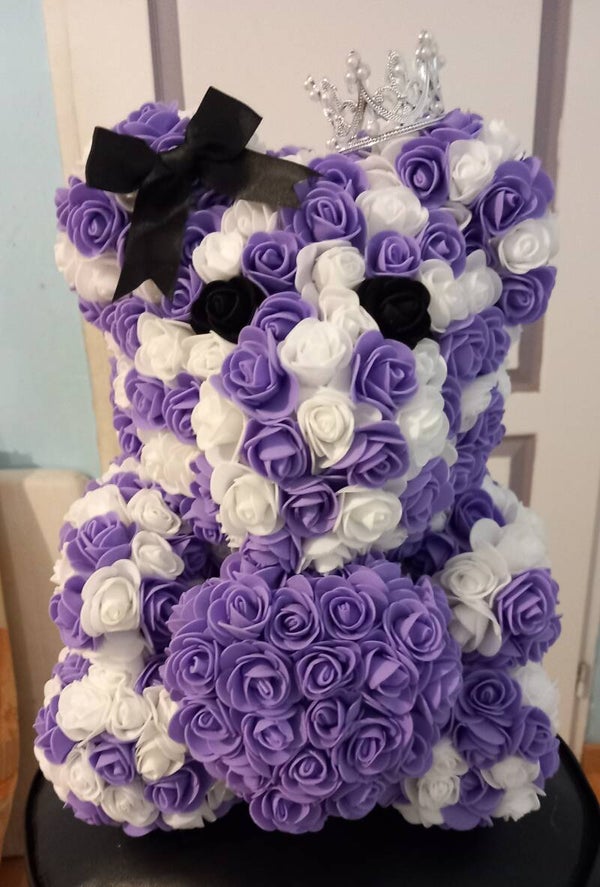 ourson en roses artificielles de couleur violet et Blanc