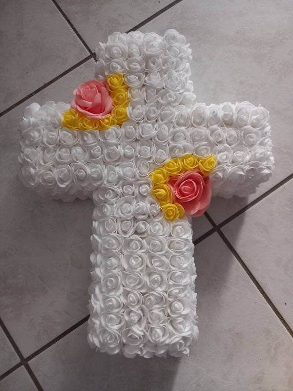 Croix en fleurs artificielles